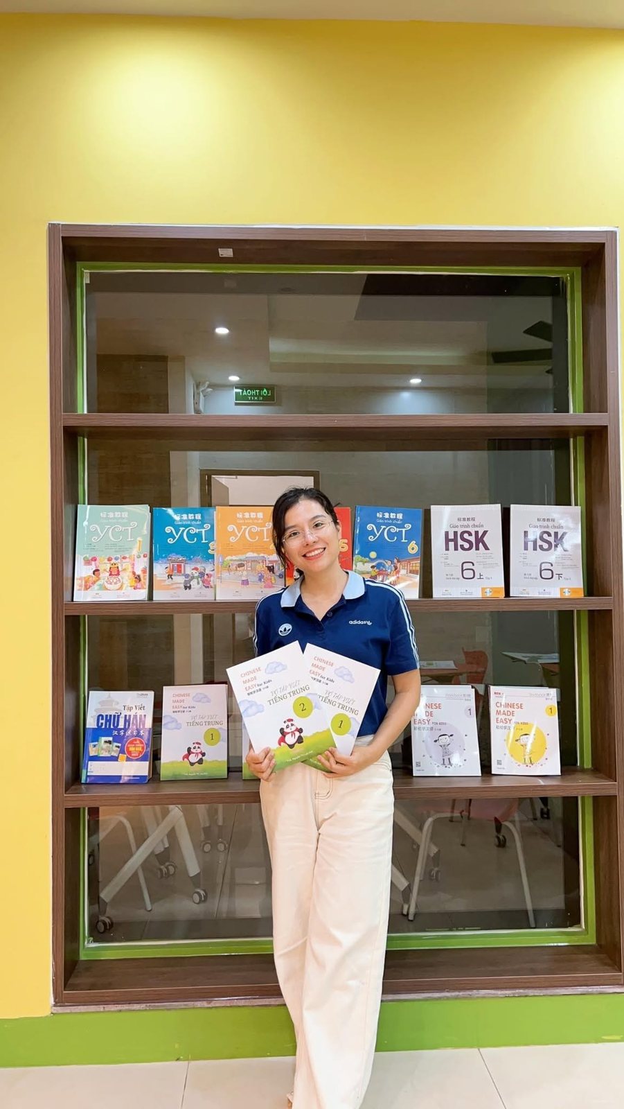 Cô Lan Anh bên giá sách HSK, YCT tại trung tâm