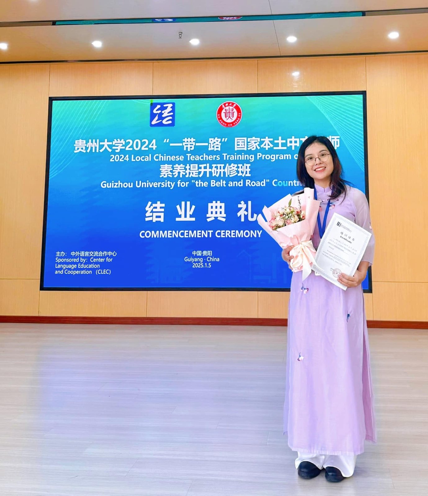 Cô Lan Anh tại lễ bế giảng lớp bồi dưỡng giáo viên tiếng Trung, Đại học Quý Châu 2024