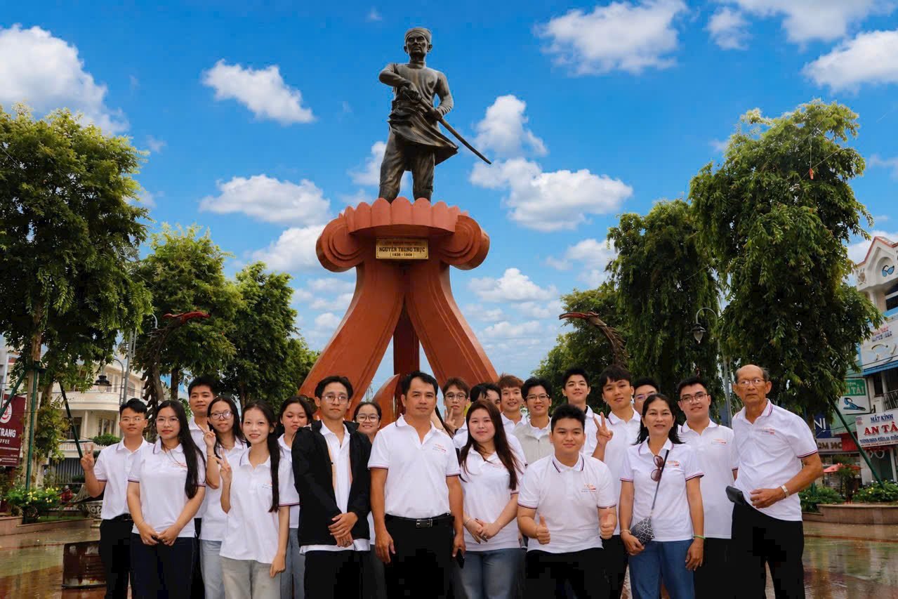Phạm Chí Hiếu cùng đội ngũ và học viên Việt Chí