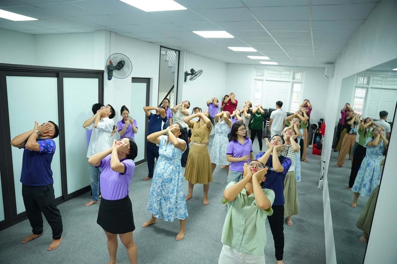Ngày hội lớp Vận Động Mỗi Ngày của Trịnh Thị Thu Hương, mọi người cùng đứng lên vận động