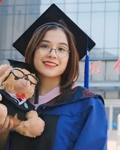 Cô Lan Anh trong ngày tốt nghiệp thạc sĩ